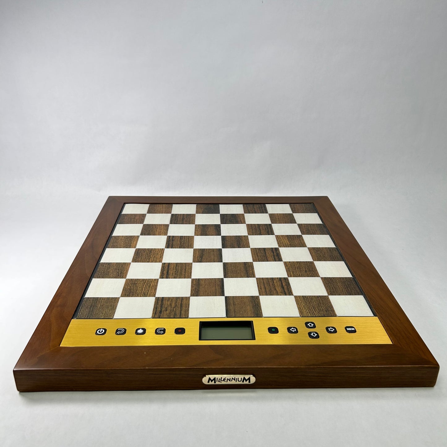 Millennium The King Performance Chess Set Computer Electronic Board 2000 GMBH