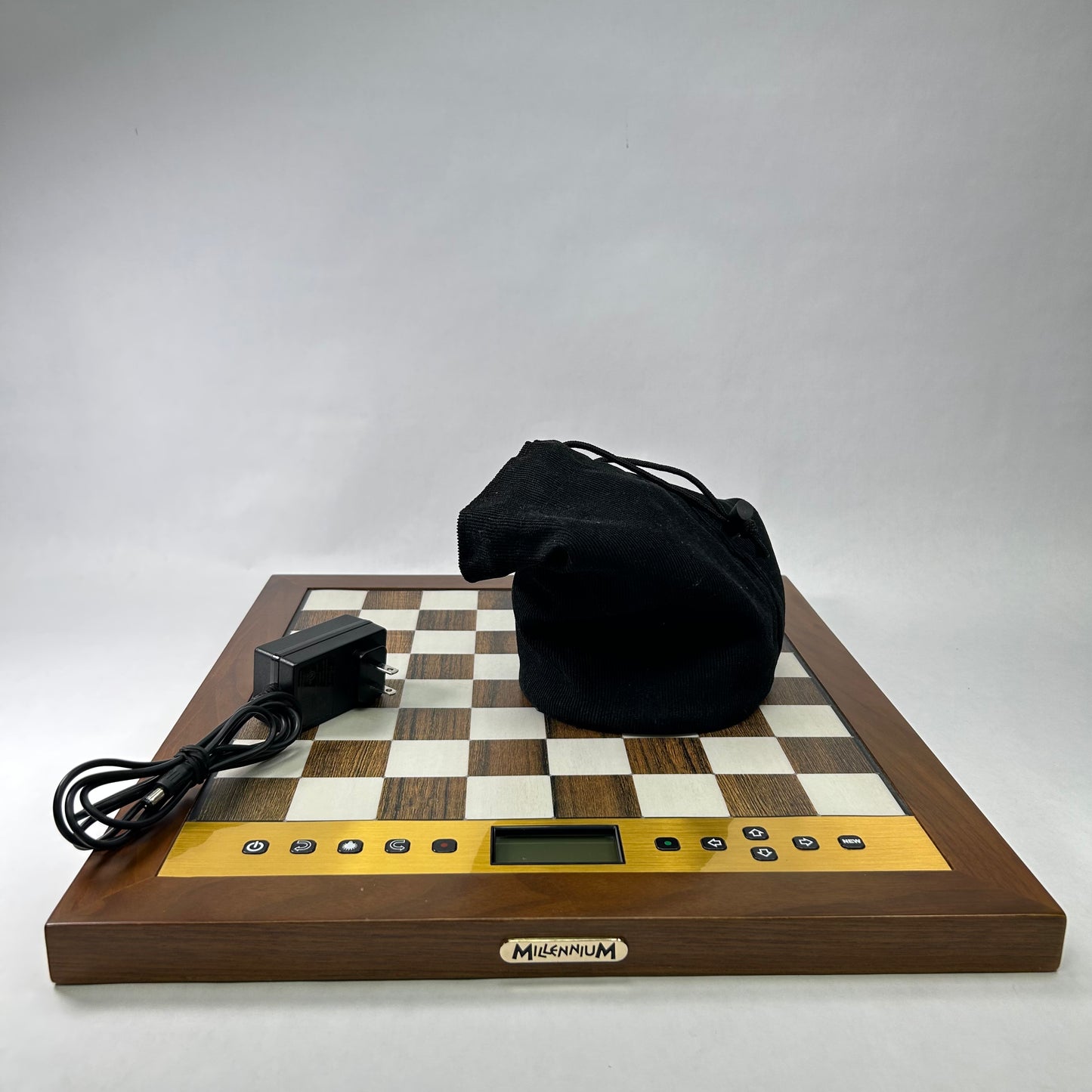 Millennium The King Performance Chess Set Computer Electronic Board 2000 GMBH