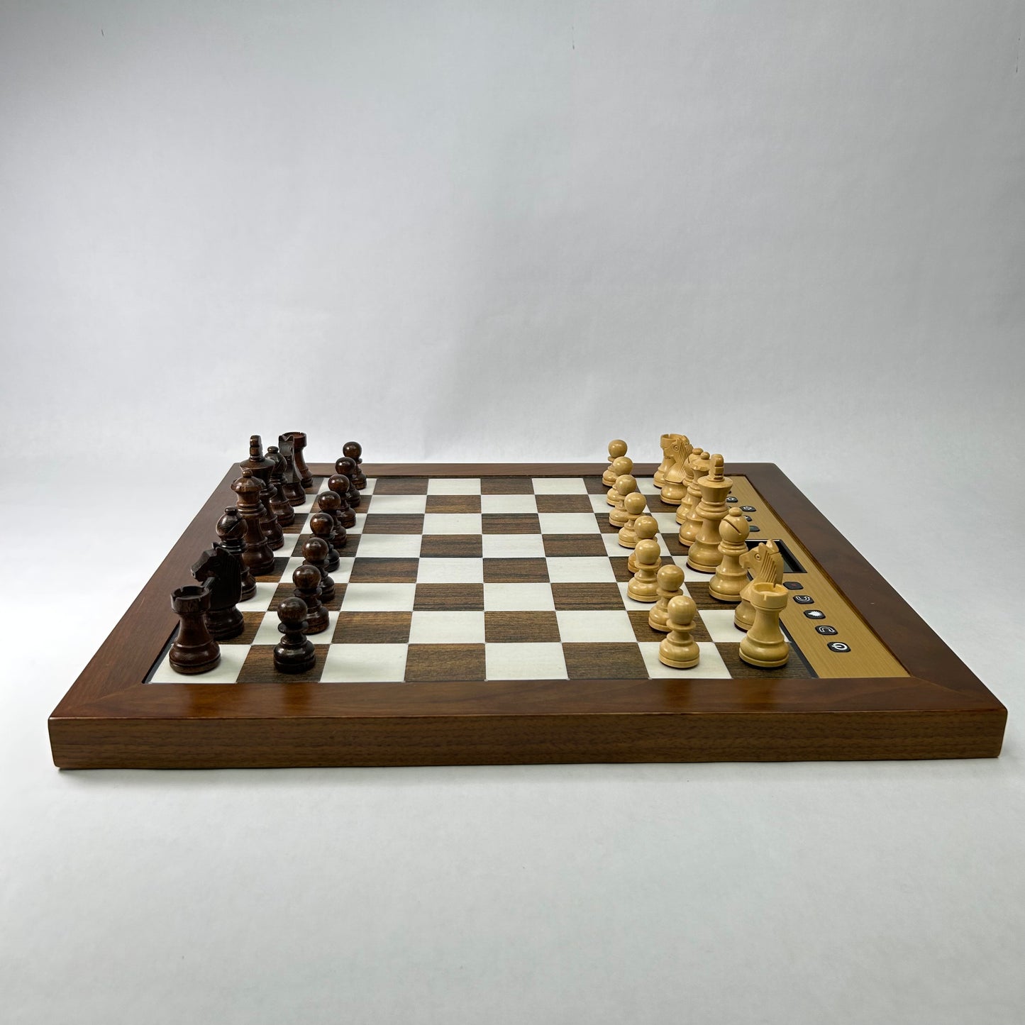 Millennium The King Performance Chess Set Computer Electronic Board 2000 GMBH